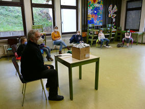 Symbolische Mantelteilung mit den Kommunionkindern (Foto: Karl-Franz Thiede)